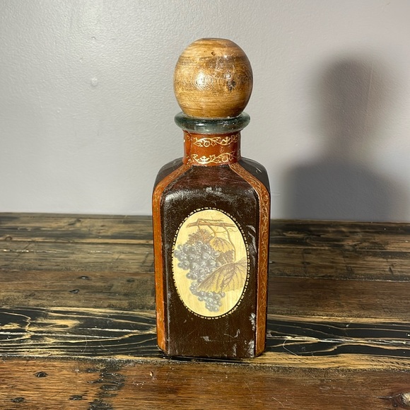 Made in Italy alcohol decanter leather wrapped.  Wooden top split. - Picture 5 of 17
